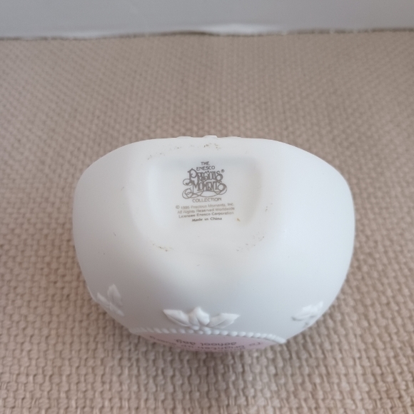 Precious Moments "Love Never Fails" Apple 1995 - Picture 5 of 5